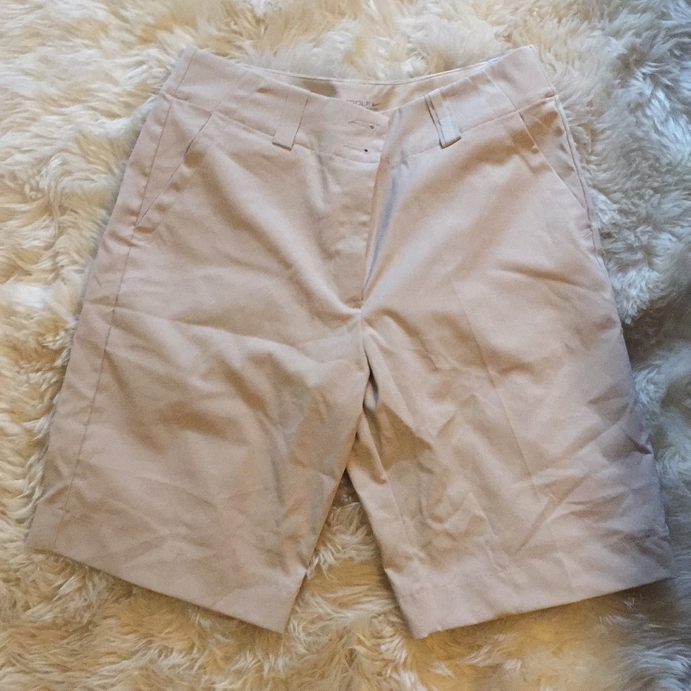 Nike women’s golf shorts ⛳️ size 6 tan/kacki